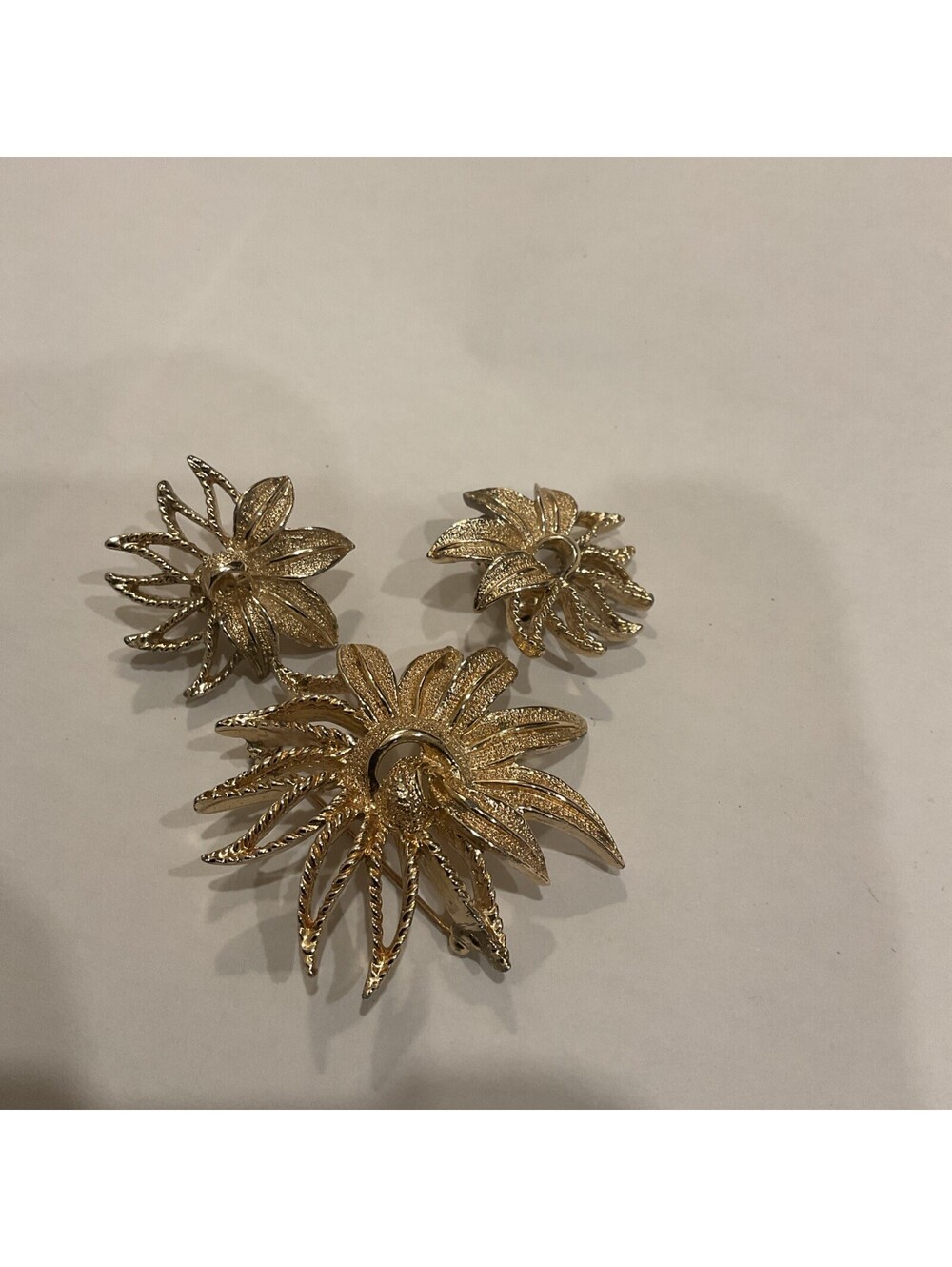 Vintage Sarah Coventry Clip On Earrings And Brooch Set Gold Tone Leaves 145